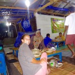 Indonesisches Essen - Wo sind denn nur die Stühle? :-)